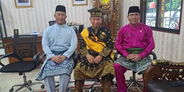 Wujud Sinergi dan Keselarasan Budaya, Danlanal Dumai Hadiri Upacara Penabalan Gelar Adat Datuk Seri Setia Amanah Kepada Gubernur Riau