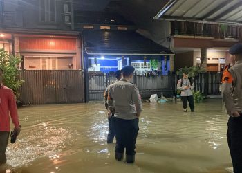 Brimob Polda Metro Jaya Laksanakan Patroli SAR di Wilayah Tangsel, Bantu Warga Terdampak Genangan Air