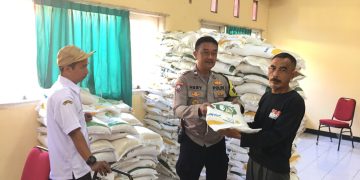 Kawal Bantuan Pangan, Bhabinkamtibmas Bojong Rawalumbu Pastikan Penyaluran Beras untuk 298 Warga Lancar