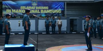 Komandan Lanal Bandung Pimpin Upacara Bendera 17-an