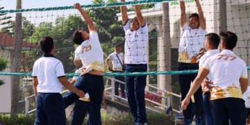 Solid dan Kompak, Prajurit Lanal Dumai Bersama Prajurit KRI Pulau Rangsang-727 Berbaur Dalam Kegembiraan Laksanakan Olahraga Bersama