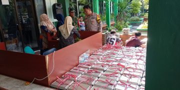 Sinergitas  TNI-POLRI  Kegiatan Makanan Gratis, Bhabinkamtibmas dan Babinsa Pantau Distribusi di SMPN 13 Bekasi