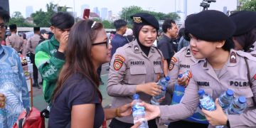Layani Demonstran, Polisi di DPR Sediakan Roti, Air Mineral, dan Layanan Medis