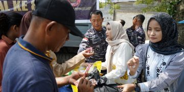 Hadiah HUT Ke-80 TNI AL Untuk Masyarakat Desa Mangku Jaya, Lanal Dumai Gelar Bazar Sembako Murah