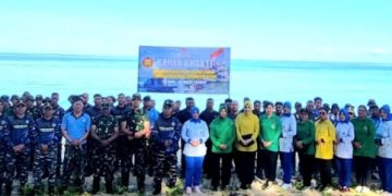 Sambut HUT Ke-80, TNI di Aru Lakukan Karya Bakti Bersih Pantai