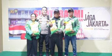 Polsek Pademangan Gelar “Jumat Peduli”, Bagikan 100 Paket Sembako untuk Komunitas Ojek Online