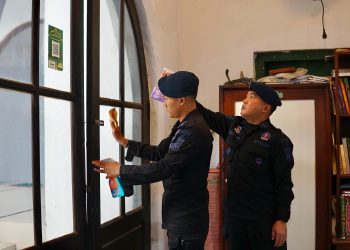 Brimob Polda Metro Jaya Gelar Gotong Royong dan Ngopi Bareng Dengan Warga di Cikini