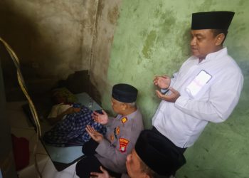 Kapolsek Bekasi Barat Kunjungi Anggota Linmas Jakasampurna yang Istrinya Sakit Menahun, Wujud Kepedulian dan Empati kepada Warga