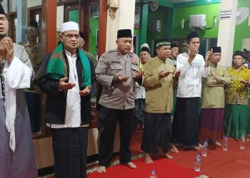 BHABINKAMTIBMAS KELURAHAN MEDANSATRIA HADIRI PERINGATAN MAULID NABI MUHAMMAD SAW DI MUSHOLA ARROUDHOH PONDOK UNGU
