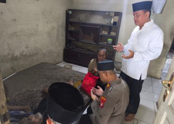 Berbagi dan Empati, Kapolsek Bekasi Barat Kunjungi Warga Sakit Lumpuh