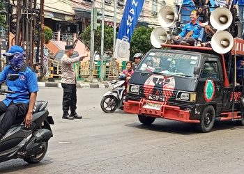 Kapolsek Bekasi Barat Layani Massa Aksi Unjuk Rasa yang Melintas di Kranji