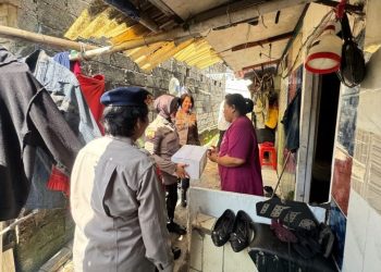 Polwan Polres Metro Bekasi Kota Berbagi Sembako dan Borong Dagangan Penjual Kue di HUT ke-77