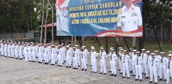 Komandan Satdik 1 Kodiklatal Tanjung Uban Menutup Pendidikan Dasar Golongan Lanjutan Siswa Dikmata Angkatan XLV TA. 2025