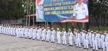 Komandan Satdik 1 Kodiklatal Tanjung Uban Menutup Pendidikan Dasar Golongan Lanjutan Siswa Dikmata Angkatan XLV TA. 2025