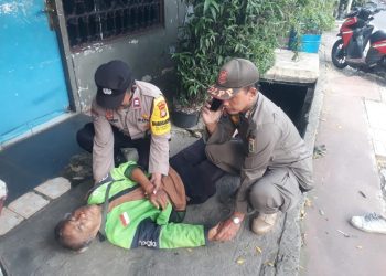 Sigap dan Peduli, Bhabinkamtibmas Polsek Kebon Jeruk Bersama Satpol PP Beri Bantuan Pengendara Ojol yang Pingsan