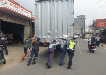 Unit Lantas Polsek Rawalumbu Ikut Membantu Mobil yang Mogok